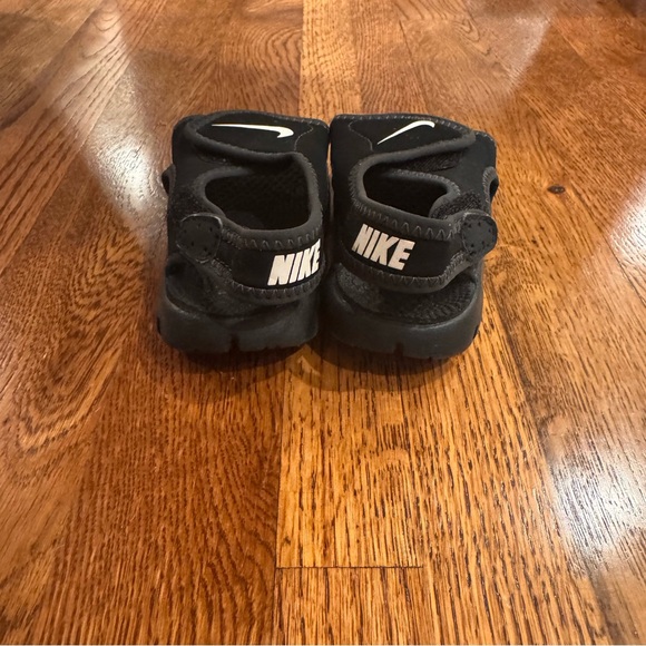 Nike Kids Black and White Sandals Size 7 - Picture 5 of 8